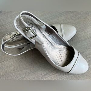 Size 10 lifestrides cream color candle.